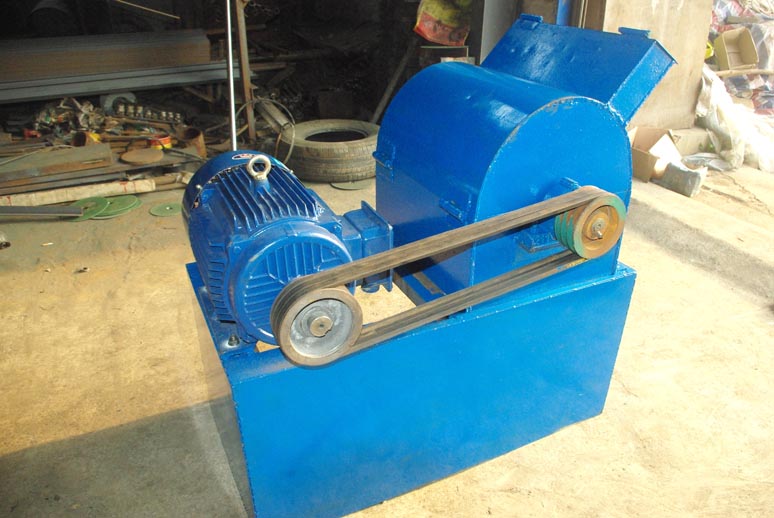 粉餅機(jī)，碎餅機(jī)，大餅打碎機(jī)，花生茶籽大豆餅粉碎機(jī)