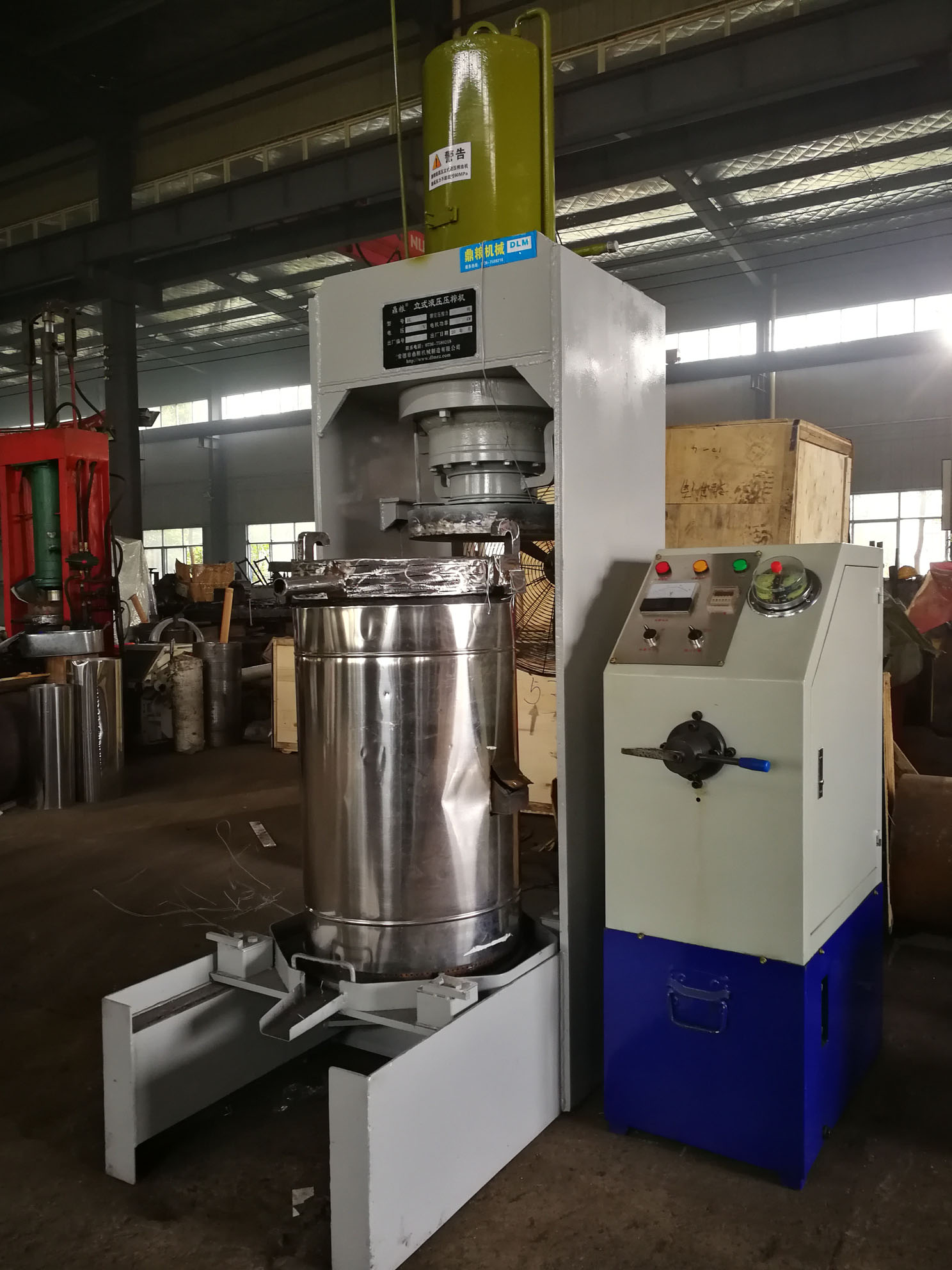 不銹鋼超高壓立式液壓壓榨機(jī)，果汁壓榨機(jī)，果渣壓榨機(jī)，藥材壓榨，油渣處理，白土壓榨